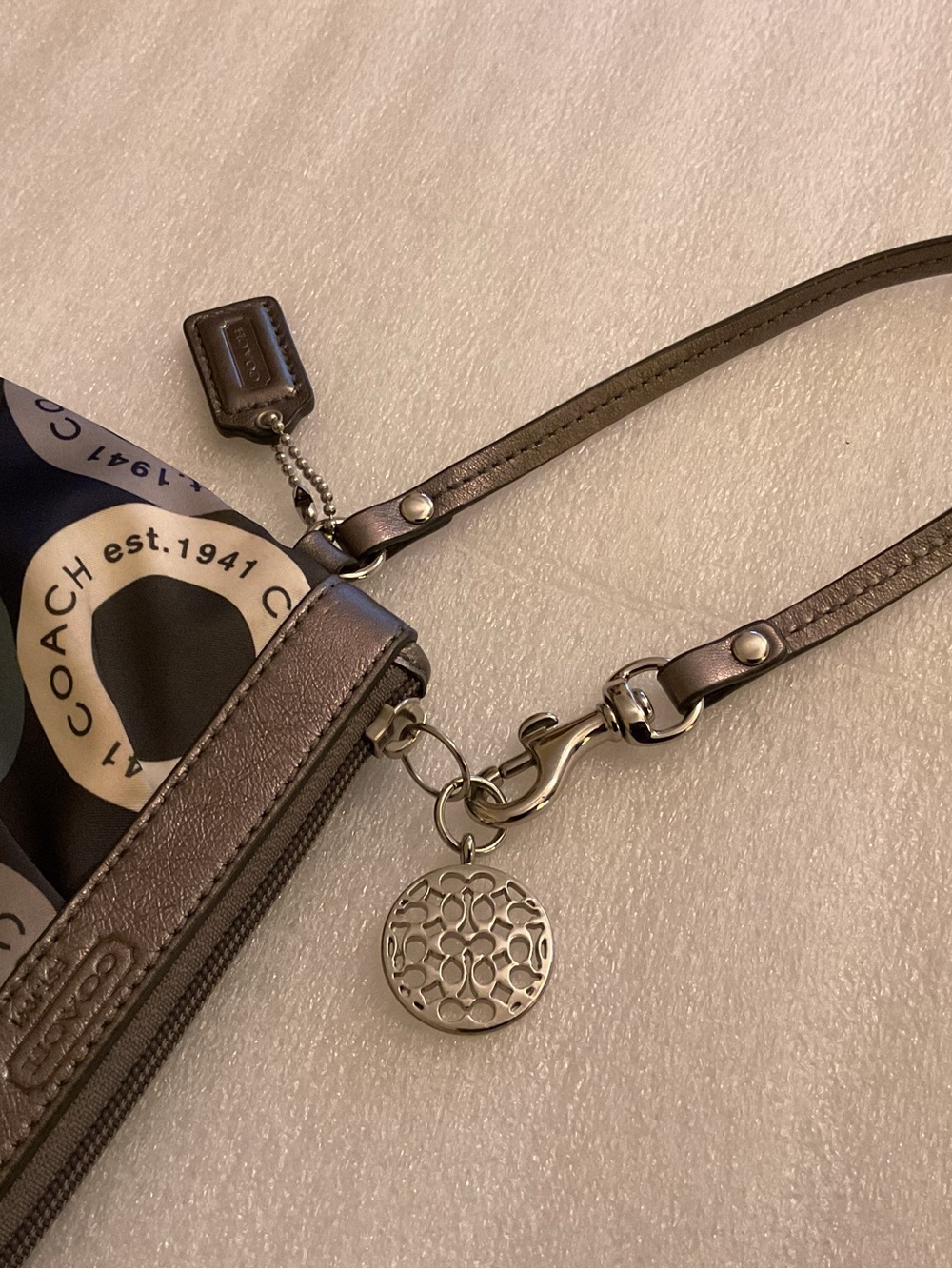 COACH Est. 1941 Graphic Circle Print Wristlet With Pristine Medallion & Hangtag - Picture 11 of 12